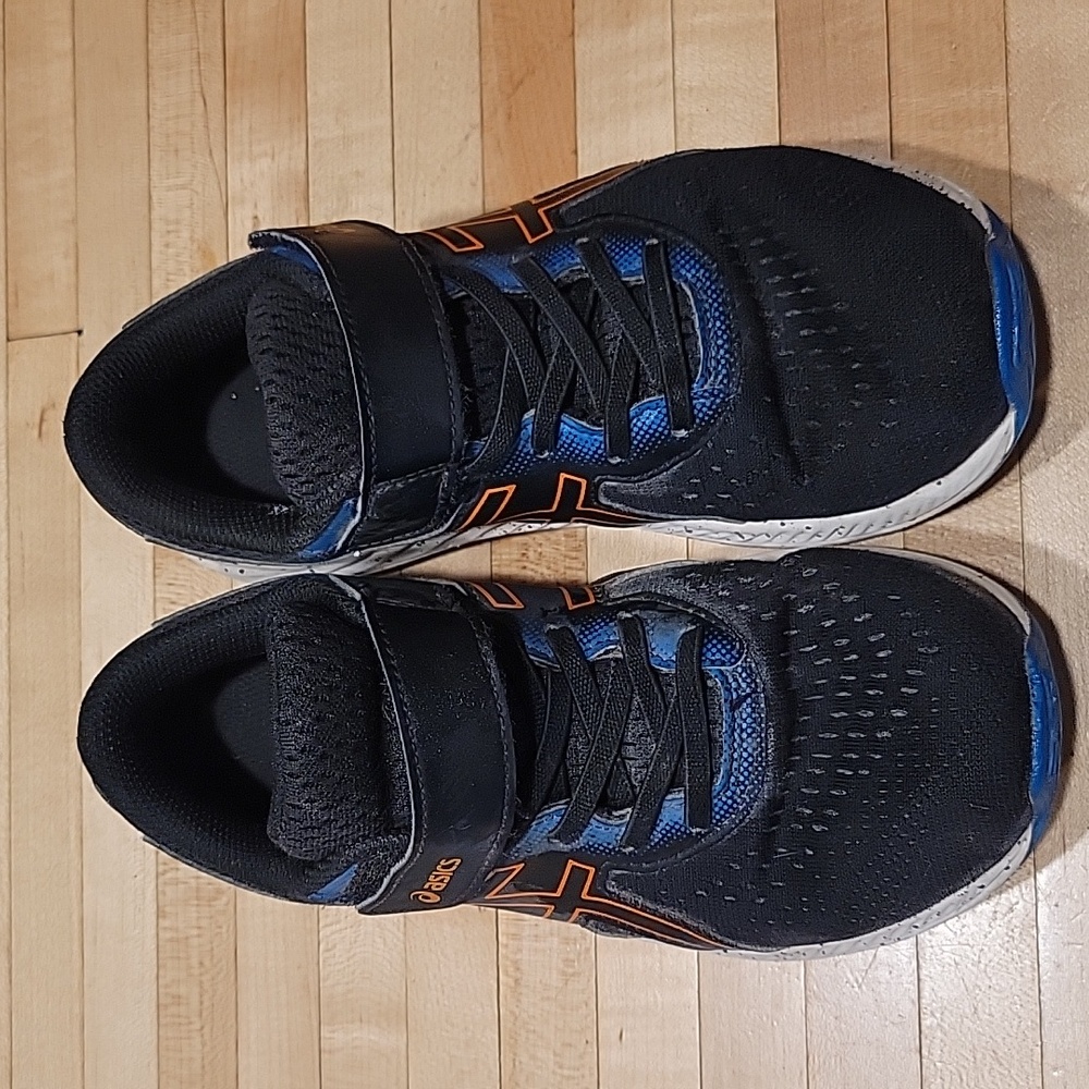 Boys size 3 Asics w/ velcrow closure